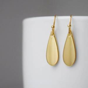 goldene-ohrringe-haengend-654xkf.jpg